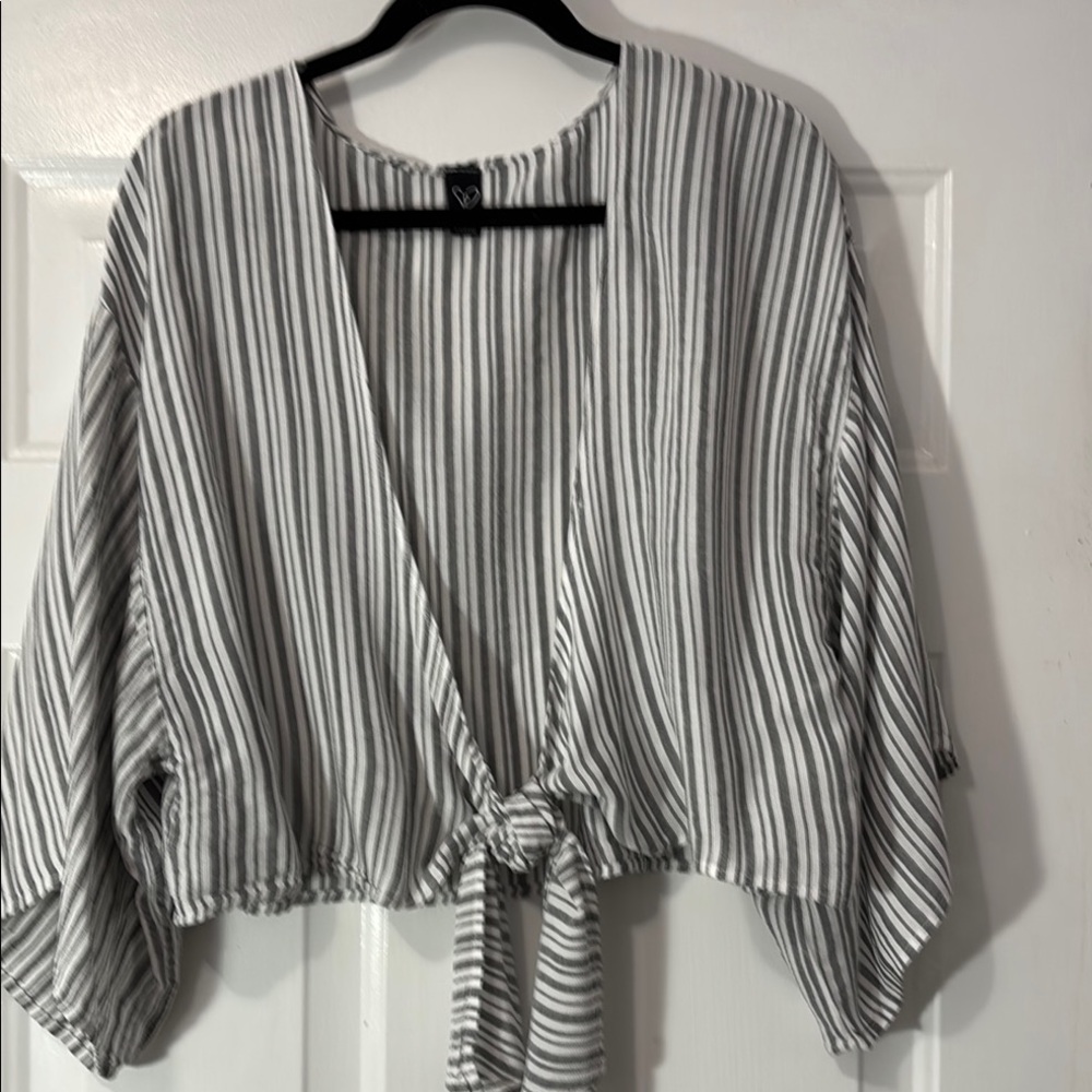 Windsor brand tie front top. Size Small - Picture 1 of 3